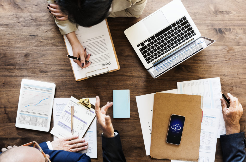 Abertura de Empresa em 2023 4 Business People Having A Meeting - Contabilidade Digital para todo o Brasil | GG Contabilidade