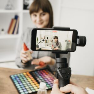 Female Make Up Blogger With Streaming With Smartphone - Contabilidade Digital para todo o Brasil | GG Contabilidade