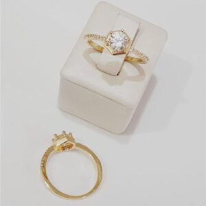 Anel Fol. Dourado Crav. Zirc Branca Pedra Branca 6 Lados